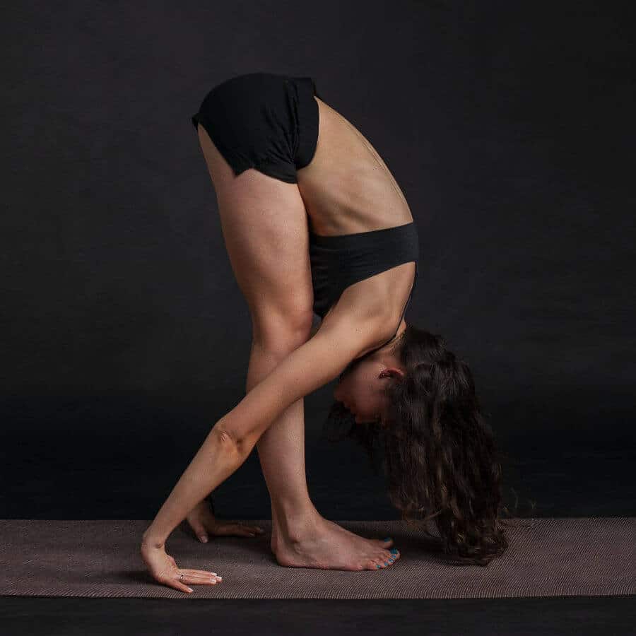 Une femme s'entraîne au Yoga dans une salle de sport à Cluses